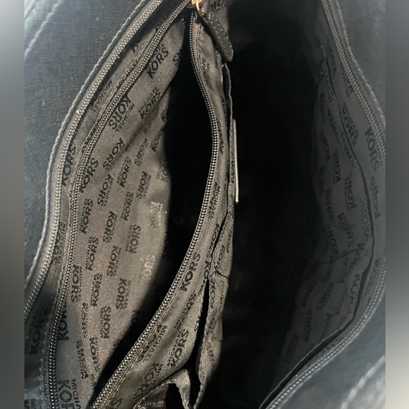 MICHAEL KORS Medium CHAIN LOGO
SHOULDER BAG - Picture 5 of 15